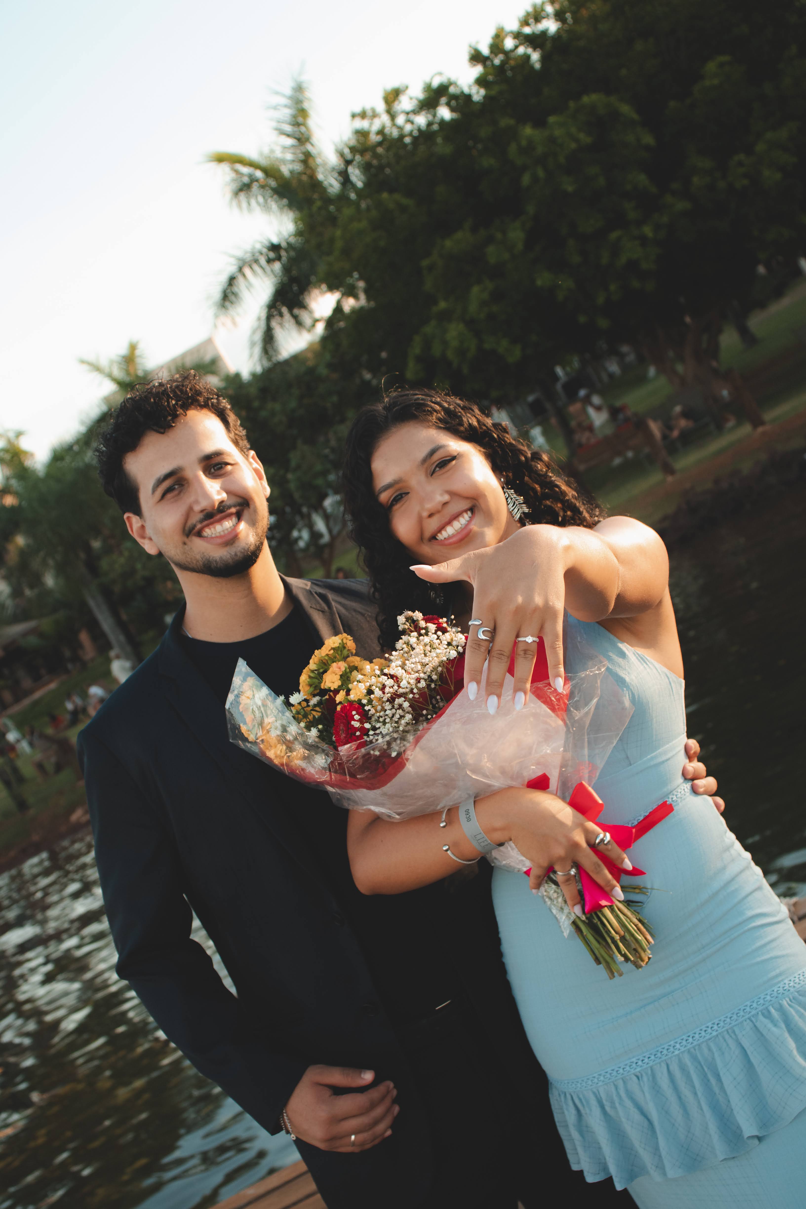 Retrato final do casal sorrindo, felizes e apaixonados