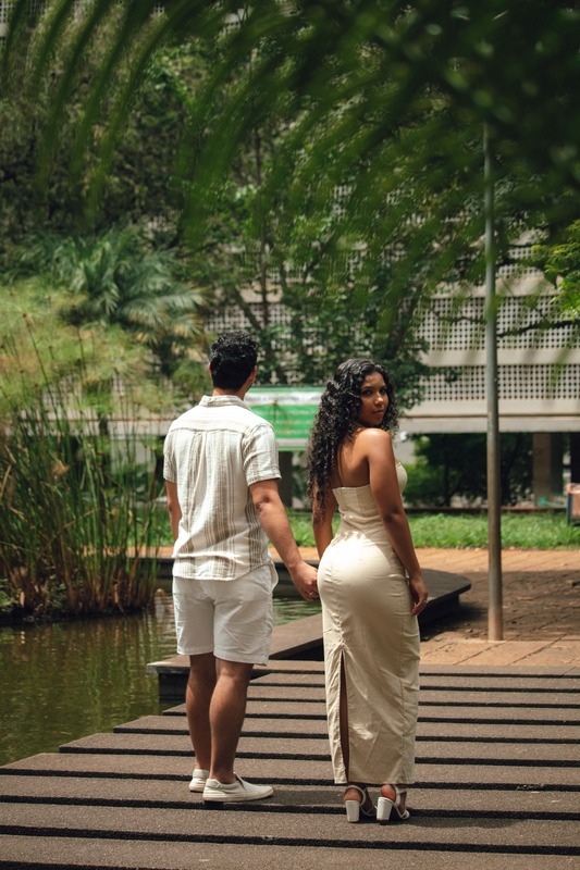 O casal de mãos dadas em cenário natural