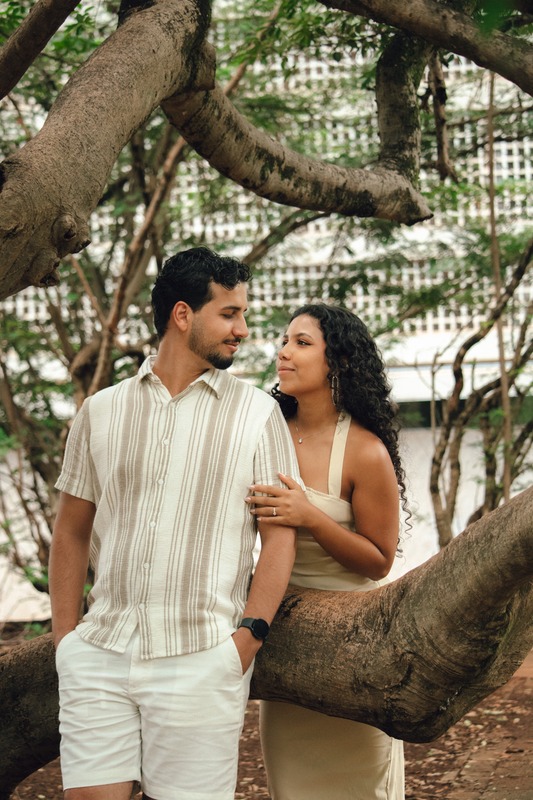 Momento carinhoso do casal sorrindo